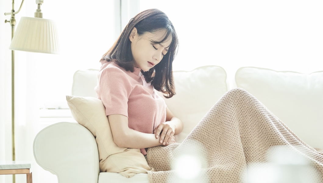 腹痛女性イメージ