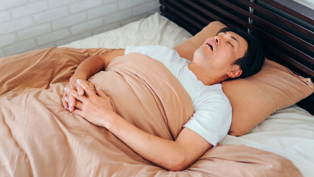 いびきをかいて寝ている男性